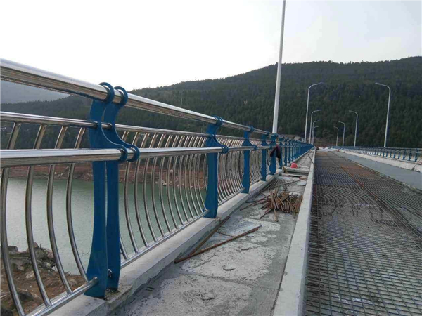 黄南不锈钢桥梁护栏的特点及其在桥梁安全中的重要作用