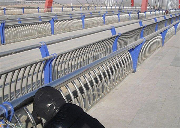 黄南不锈钢复合管护栏一种安全而耐用的防护解决方案