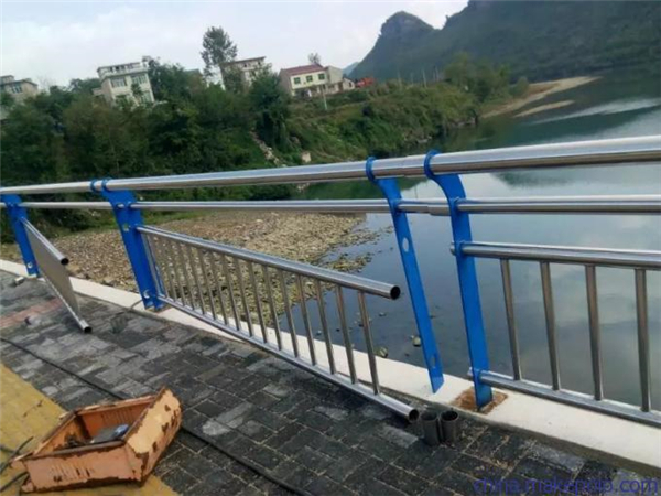 黄南不锈钢复合管护栏是一种卓越的防护材料
